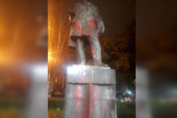 В Ереване памятник Александру Грибоедову облили красной краской