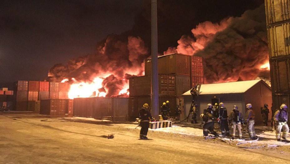 На Московском шоссе в Петербурге горят склады на площади 12 тыс. м2