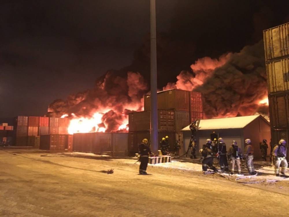Спасатели локализовали пожар в ангаре на Московском шоссе