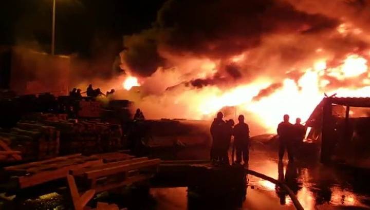 Пожар на складе в Петербурге локализован