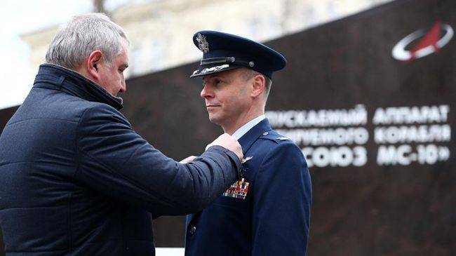 Астронавт США Ник Хейг будет с гордостью носить российский орден Мужества