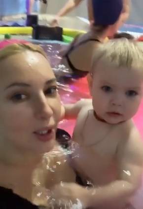 Семейный отдых: Кудрявцева в чёрном купальнике плескалась в бассейне с родными