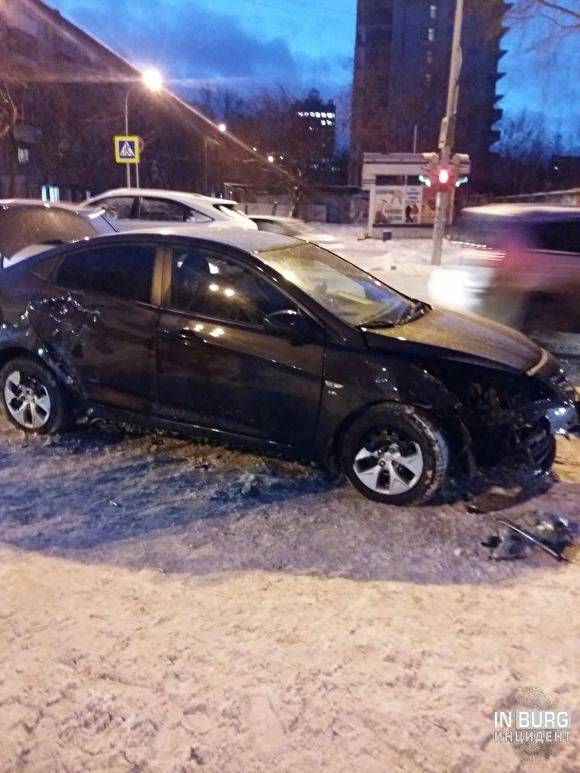 В Екатеринбурге рядом с детским садом на тротуар вылетела машина