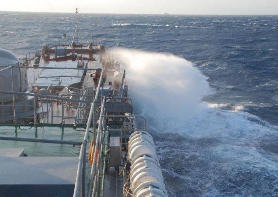 Шторм на Черном море: корабли ВМФ готовы противостоять стихии