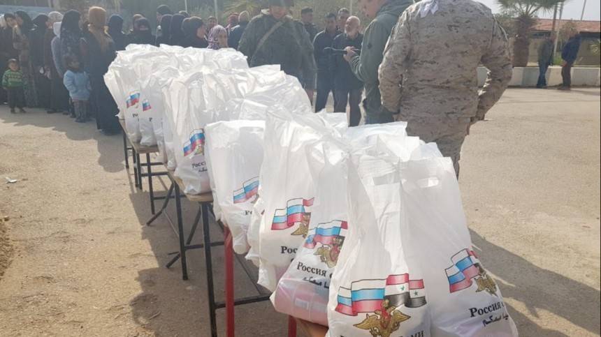 Российские военные доставили гуманитарную помощь в сирийскую деревню Шарин