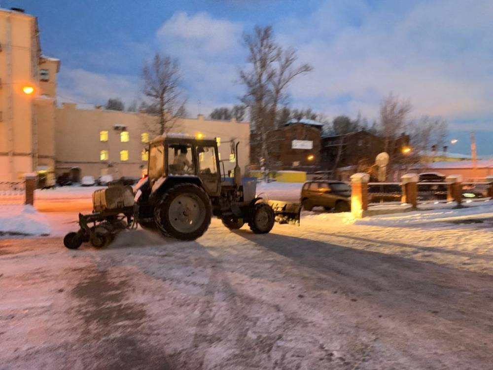 В Невском районе дорожники за три снежных дня раскидали 55 тонн противогололедной смеси