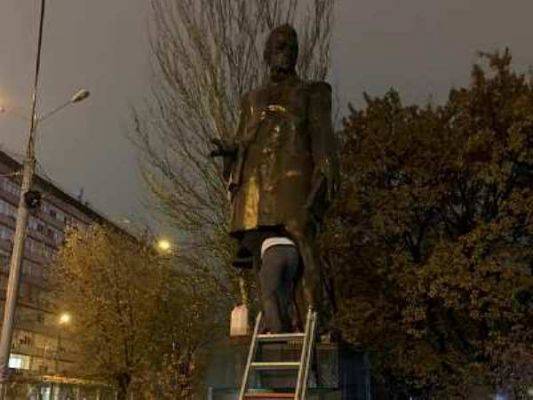 Полиция Армении изучает осквернение памятника Грибоедову: вандал на свободе