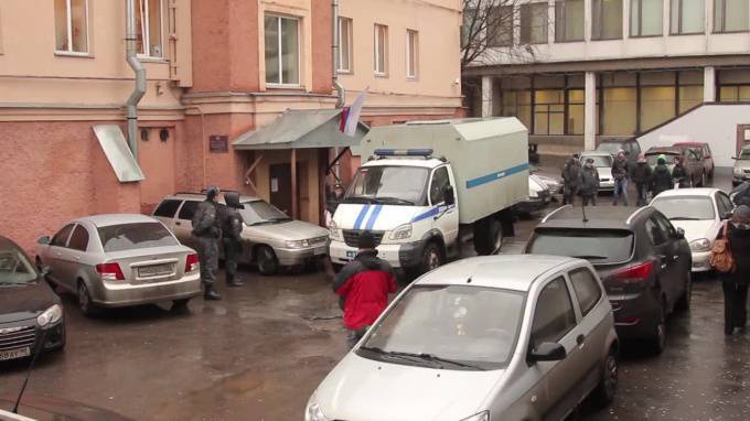 Волна ложных минирований выгнала на улицы около 11 тысяч петербуржцев