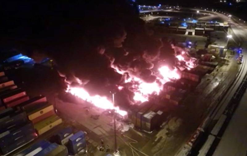 Появилось видео крупного пожара в ангаре с химикатами в Петербурге