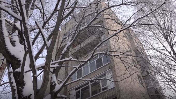 Выпавшая с 14-го этажа голая юная петербурженка осталась жива