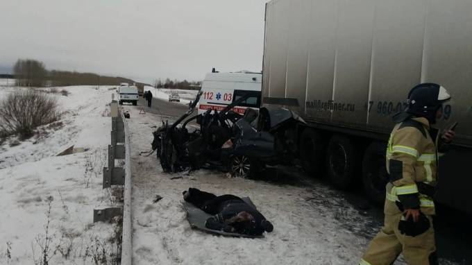 В Татарстане в лобовом ДТП с двумя грузовиками погибла автоледи и ее дочь