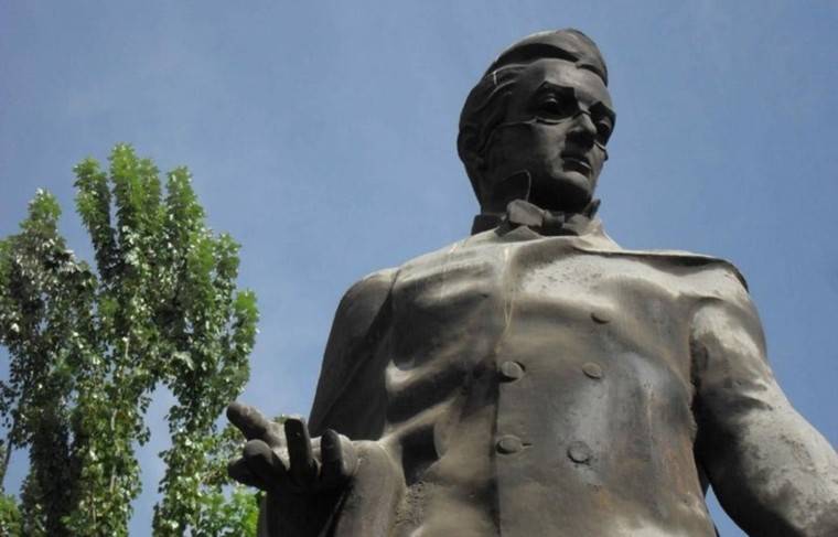 Вандал облил красной краской памятник Грибоедову в Ереване