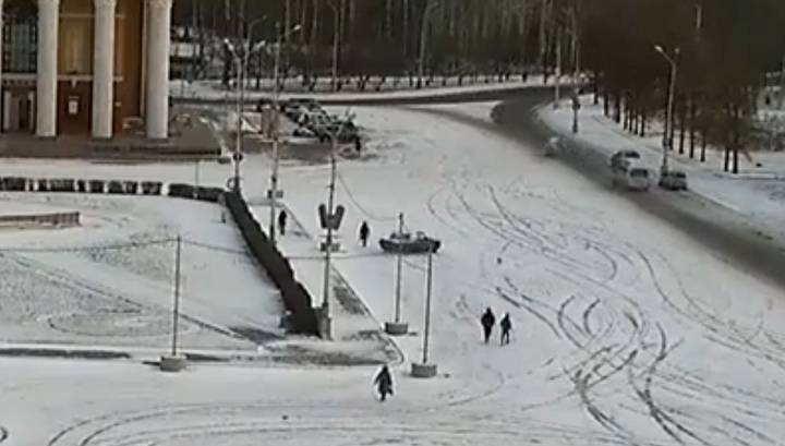 Доигрался: в Петрозаводске дрифтер сбил пешехода. Видео