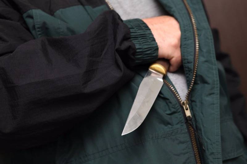 Ранее судимый мужчина, угрожая ножом, украл у преподавателя из Глазова 150 рублей
