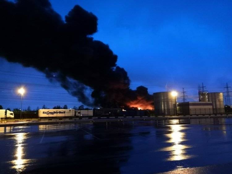 Воздух у горевшего склада в Петербурге взяли на проверку