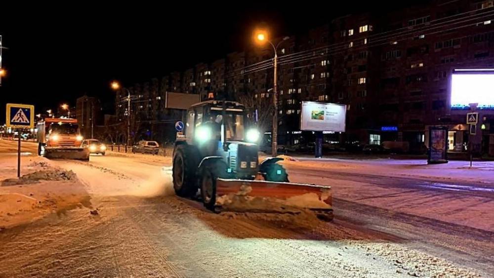 Десять архангелогородцев всю ночь чистили улицы от снега