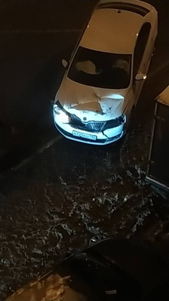 У Покровского сквера водитель Skoda бросил машину после того, как «залетел» под газель