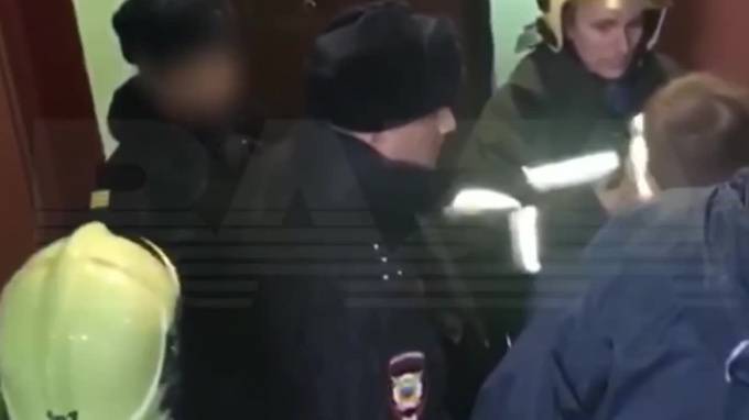 Видео: В Москве сотрудники полиции штурмом взяли квартиру, где родители прятали новорожденного