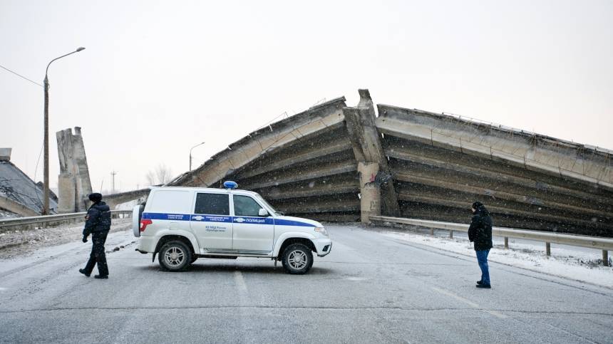 «Это кошмар!»: Момент обрушения моста под Оренбургом попал на видео