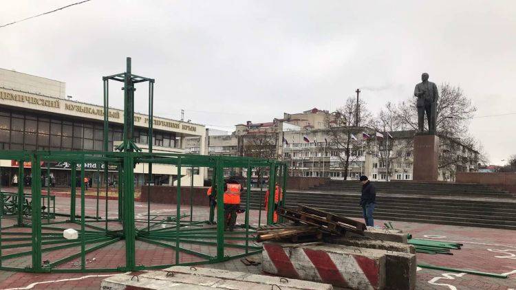 В Симферополе начали собирать главную елку Крыма: фотофакт