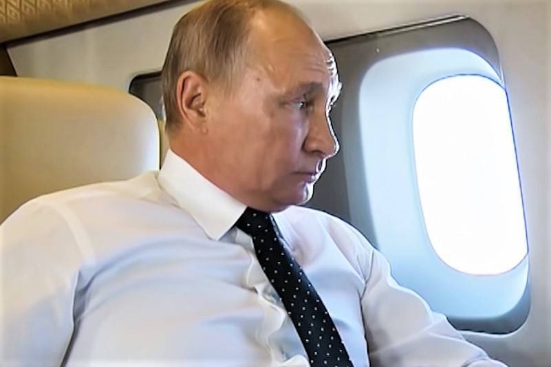 Пилотам, посадившим борт с Путиным, вручили пирог от шеф-повара Кремля