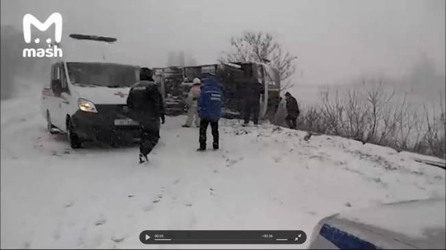 В Белгородской области перевернулся автобус с пассажирами — видео