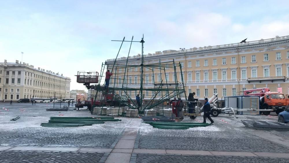 На Дворцовой площади начали устанавливать главную новогоднюю ель