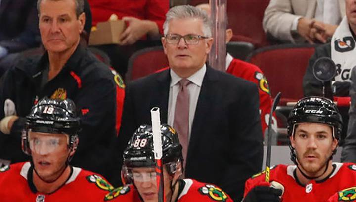 Клуб НХЛ "Чикаго" отстранил тренера за скандал 12-летней давности