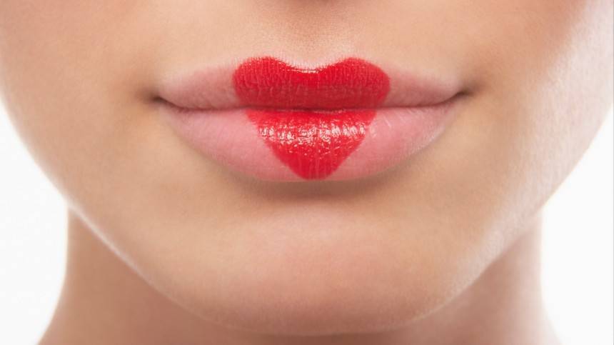 Как косметологи-самоучки ввели новый тренд «губы-осьминоги»