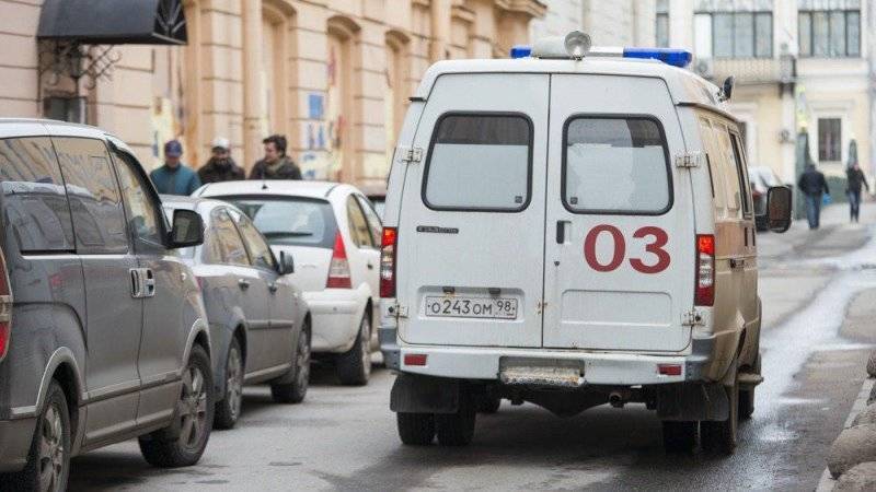 В Петербурге голая 14-летняя школьница упала с 14 этажа на крышу «Вольво» и выжила