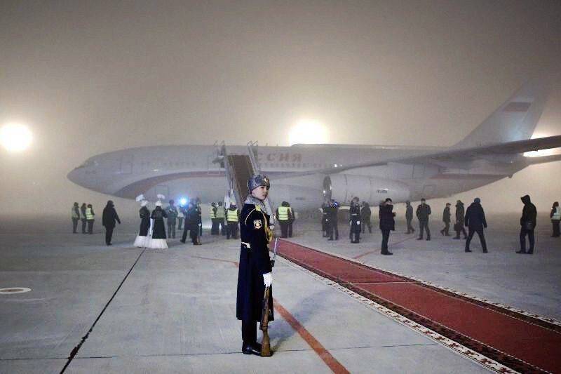 Пилотов, посадивших самолёт Путина в туман, наградили вишневым пирогом