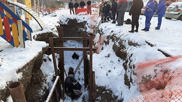 В Екатеринбурге ребенок упал в траншею, вырытую у края детской площадки