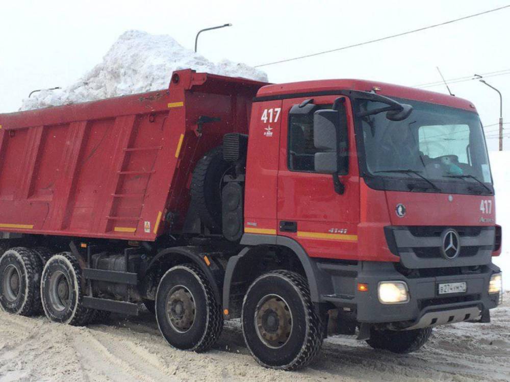 Снегоплавильный пункт на Стачек принял первые грузовики со снегом