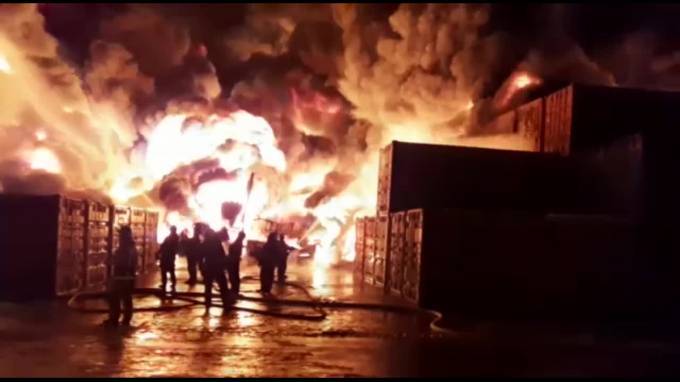 МЧС:&nbsp;площадь горения в ангаре на Московском шоссе достигла&nbsp;700 кв.метров
