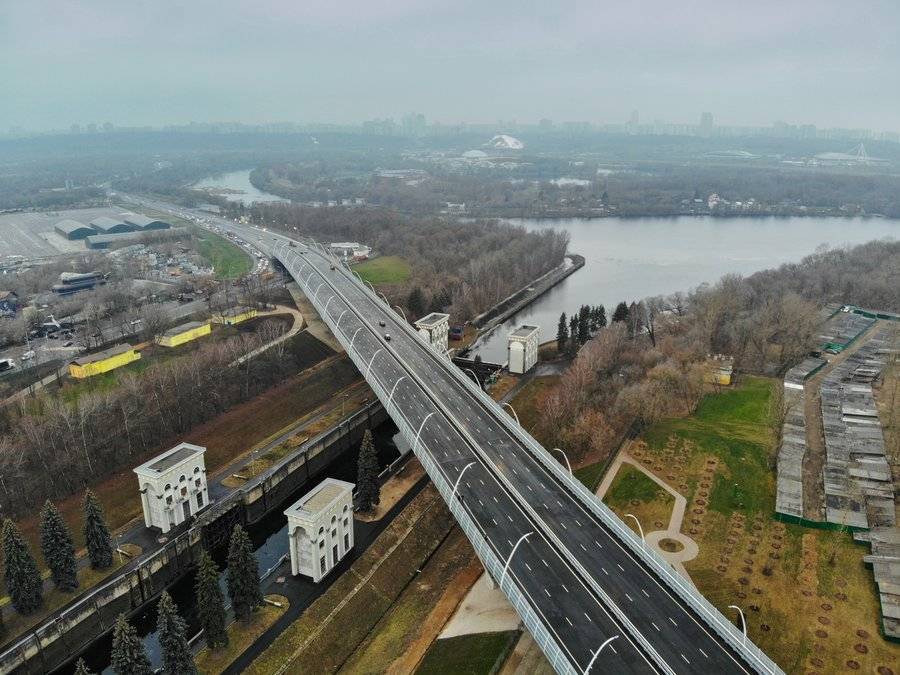 В ЦОДД сообщили об уменьшении затора перед Карамышевским мостом после открытия СЗХ