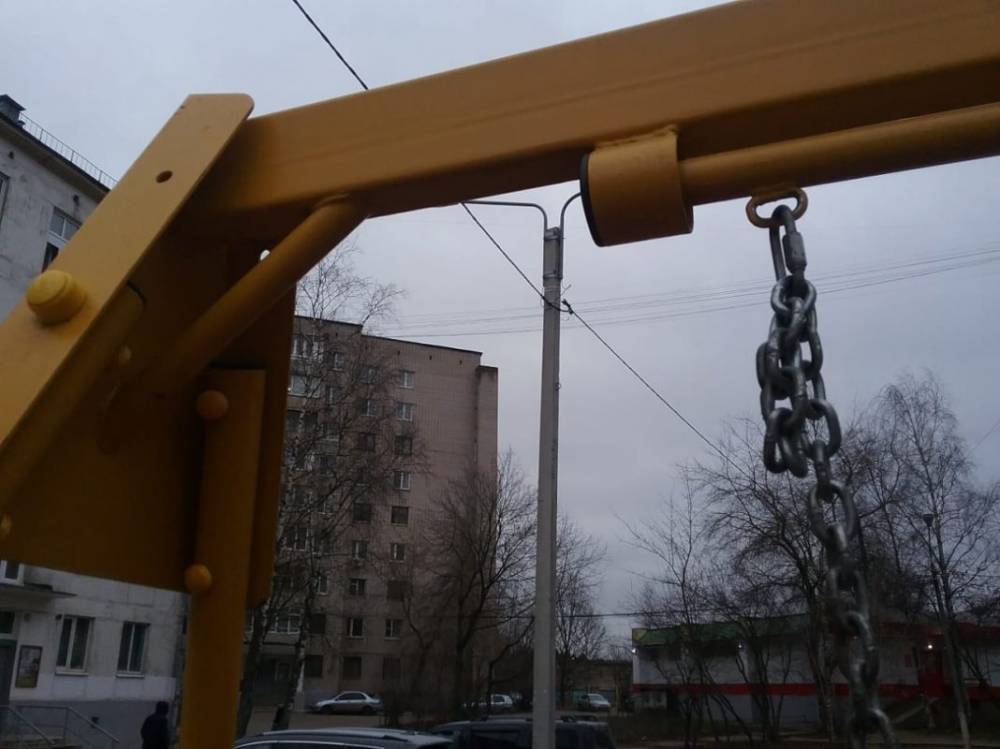 Активисты обратились в прокуратуру по поводу установки опасной детской площадки за 4,5 млн рублей