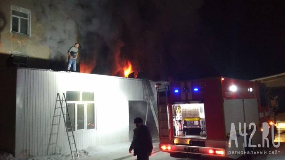 «Всё в чёрном дыму»: пожар в мебельном центре в Кемерове сняли на видео
