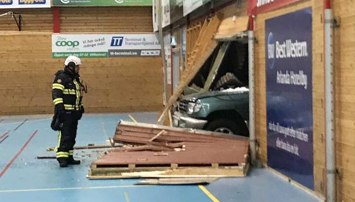 Автомобиль протаранил спортивный зал в Швеции во время матча по гандболу