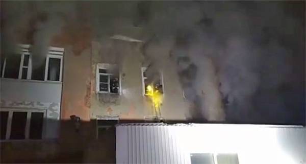 Мебельный центр загорелся в Кемерове, пожарные спасли восемь человек