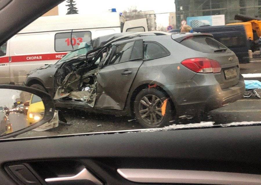 Автомобилист сбил пешехода и врезался в грузовик на северо-востоке Москвы