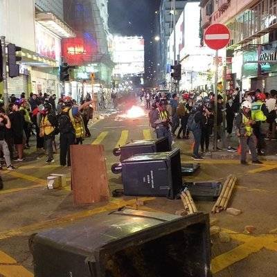 В Гонконге демонстранты растоптали американский флаг у генконсульства США