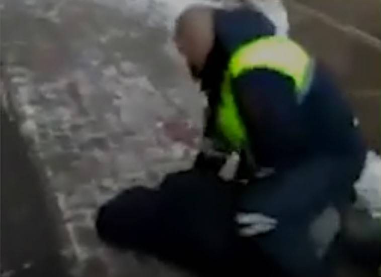 Задержание напавшего на полицейского в Мытищах попало на видео