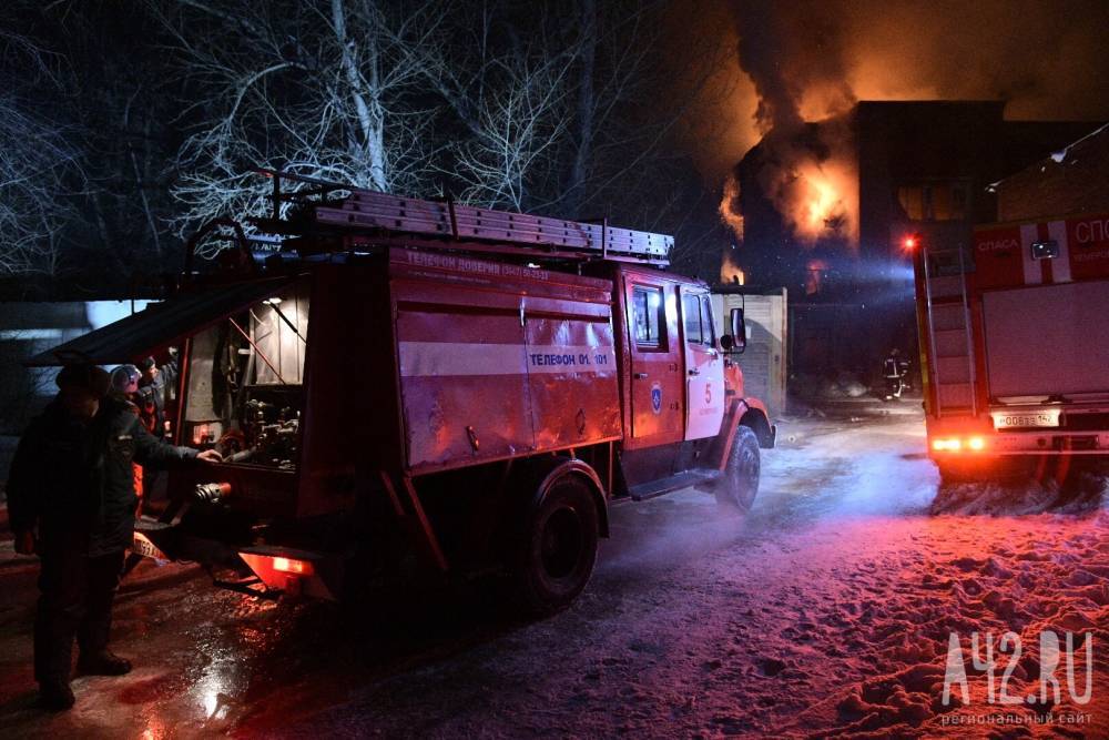 Пожар в здании мебельного центра в Кемерове потушен полностью