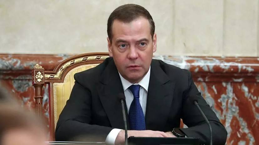 Медведев оценил идею снизить допустимый порог превышения скорости