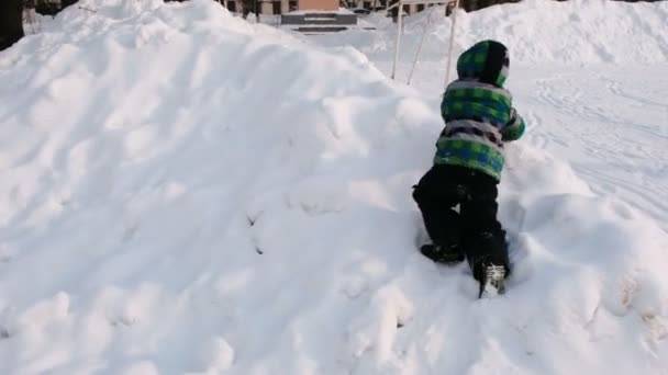 В Нижегородской области 10-летний мальчик среди бела дня замерз в сугробе