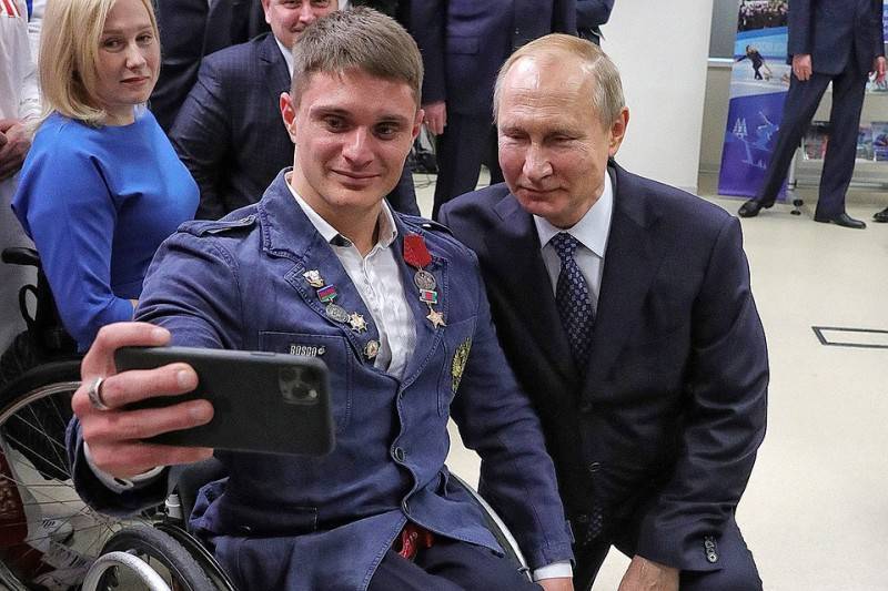 Путин сел на пол, чтобы сфотографироваться с паралимпийцем