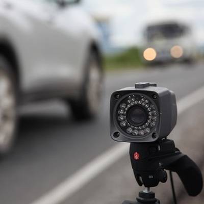 Медведев поручит проработать критерии установки на дорогах передвижных камер