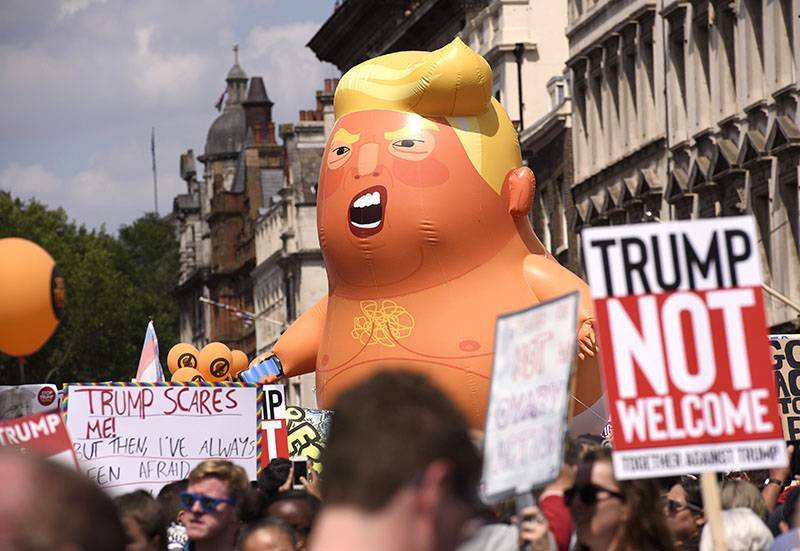 "Трамп - расист": сотни британцев вышли на митинг против НАТО и США