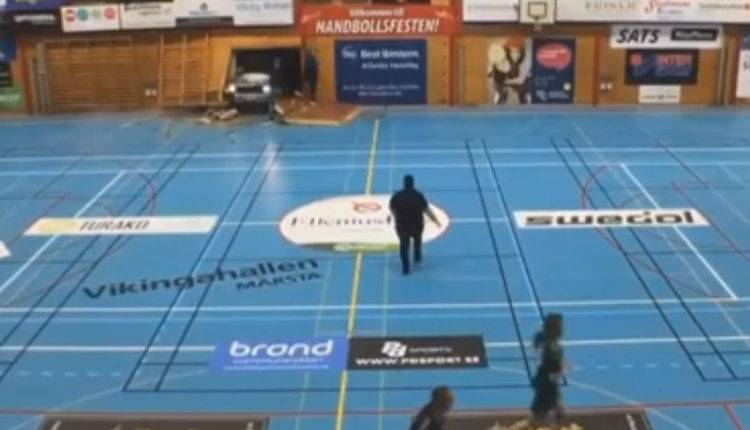 В Швеции гандбольный матч прервал водитель, протаранивший стену спортзала (ВИДЕО)