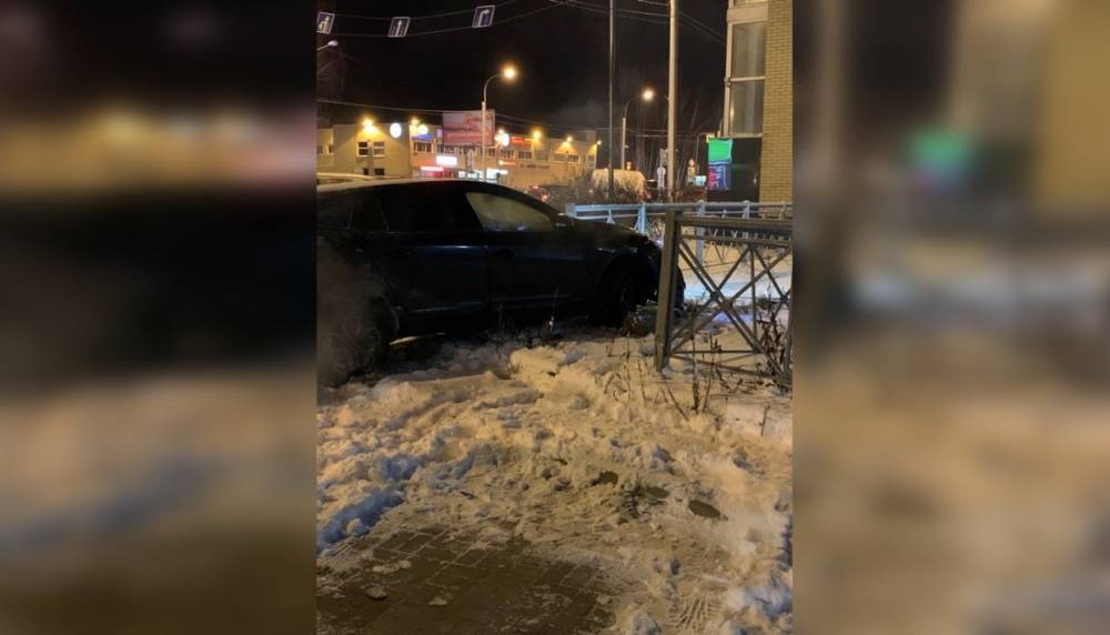 Пьяный водитель Renault вылетел с «Дороги Жизни» во Всеволожске